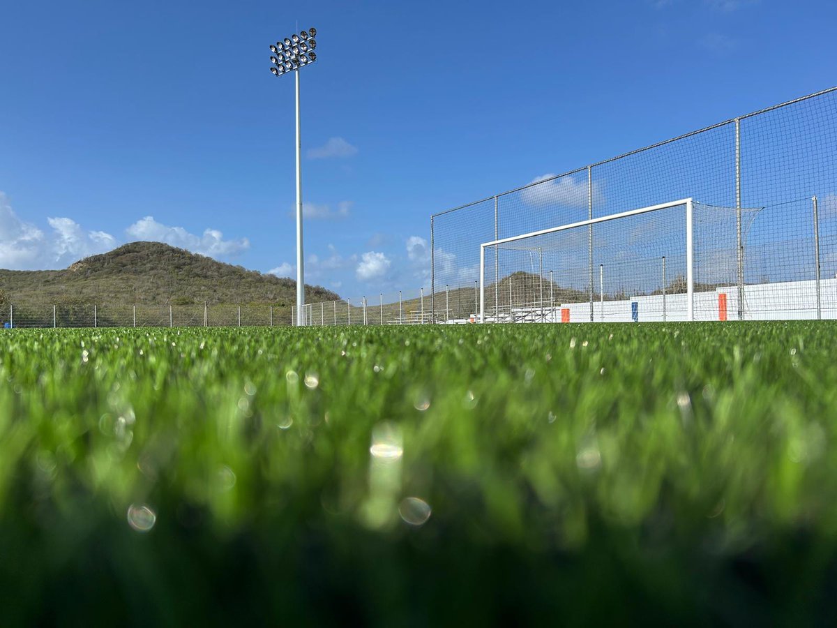 WHsportsNL's tweet image. 𝐒𝐚𝐦𝐞𝐧 𝐛𝐨𝐮𝐰𝐞𝐧 𝐚𝐚𝐧 𝐬𝐩𝐨𝐫𝐭𝐯𝐨𝐨𝐫𝐳𝐢𝐞𝐧𝐢𝐧𝐠𝐞𝐧 𝐨𝐩 𝐂𝐮𝐫𝐚ç𝐚𝐨 🏝️
In Soto verzorgden we i.s.m. @CondorGrass en Civil Engineering Caribbean de inrichting van een multifunctioneel kunstgrasveld ⚽💪 

#Curaçao | #Kunstgras | #ProjectSOTO