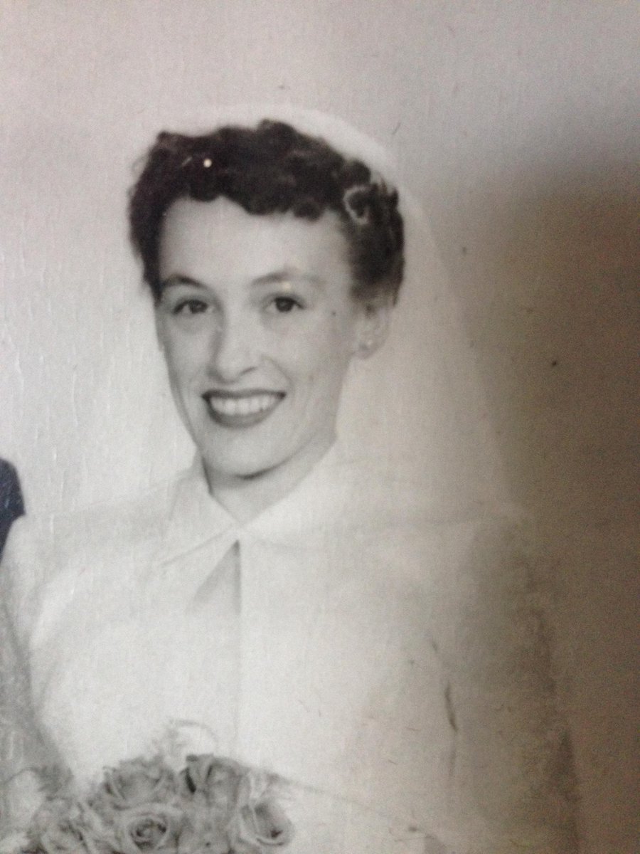 100XEDGE's tweet photo. The Wake-Up Call
My mom died at 55.
I was 18, and she was my best friend.
She fought hard, but cancer had its own timeline.
Her one wish was to see all her kids graduate.
Weeks after my ceremony, she passed.
👉 𝐃𝐨𝐧’𝐭 𝐚𝐬𝐬𝐮𝐦𝐞 𝐲𝐨𝐮 𝐡𝐚𝐯𝐞 𝐭𝐢𝐦𝐞. 𝐋𝐨𝐯𝐞 𝐝𝐞𝐞𝐩𝐥𝐲. 𝐒𝐚𝐲 𝐭𝐡𝐞 𝐰𝐨𝐫𝐝𝐬. 𝐒𝐡𝐨𝐰 𝐮𝐩. ↓