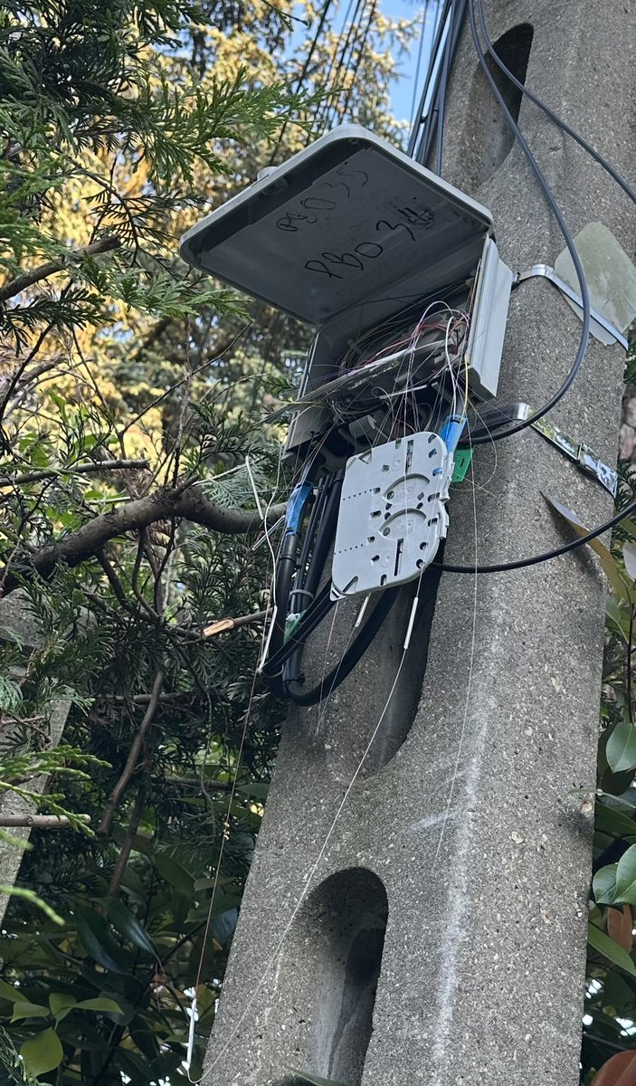 superbiboun's tweet photo. @Xavier75 bonjour, on a un reseau free qui dépote, une box revolution même ancienne qui ne rougit pas, et entre deux c’est le tiers-monde grace à @XpFibre .
J’entend dire que c’est à vendre, n’est ce pas l’occasion de finir le travail?
Et on arrête d’avoir internet en pointillés https://t.co/KUoV0E165B