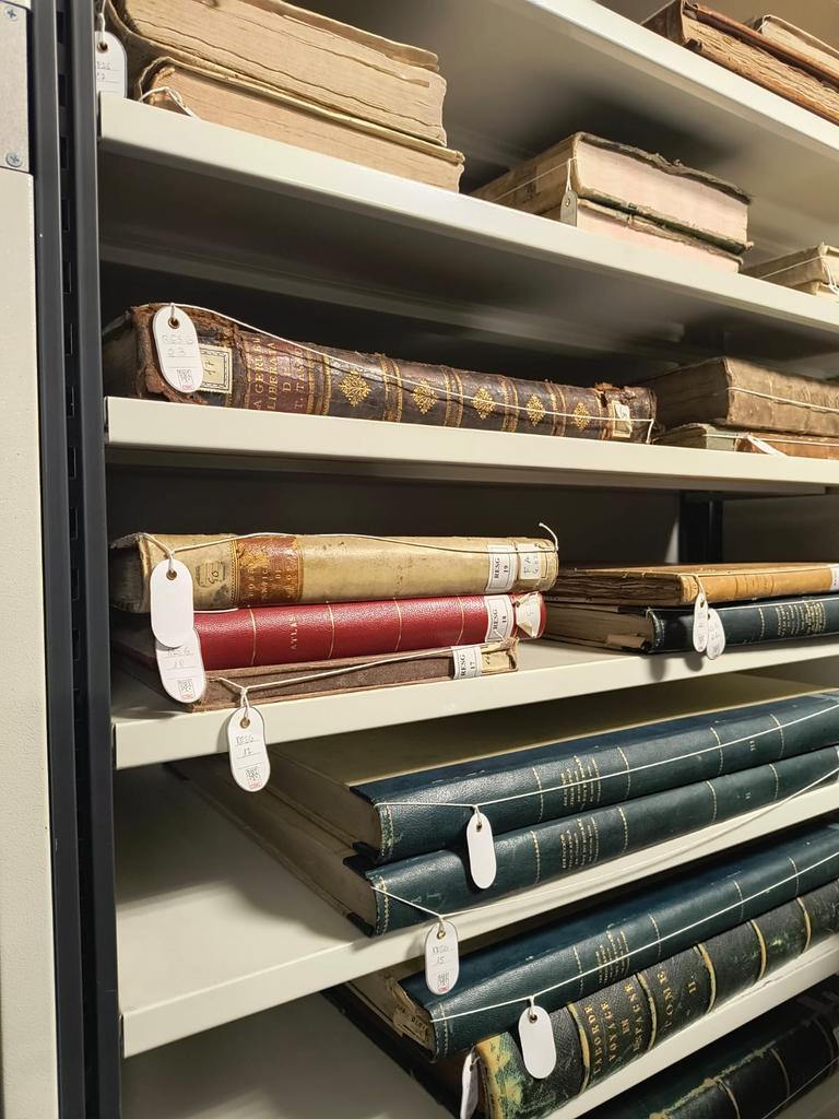 AvenidaIes's tweet photo. Los alumnos de Humanidades de 1⁰ de Bachillerato han visitado el CSIC, donde vieron una exposición de los distintos materiales y soportes de la escritura y exploraron distintos caminos laborales por los que les pueden llevar las Humanidades.
Ha sido una experiencia única 📚😄. https://t.co/SjYojJn2A4