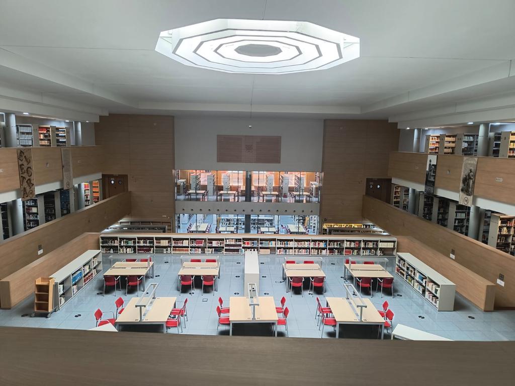AvenidaIes's tweet photo. Los alumnos de Humanidades de 1⁰ de Bachillerato han visitado el CSIC, donde vieron una exposición de los distintos materiales y soportes de la escritura y exploraron distintos caminos laborales por los que les pueden llevar las Humanidades.
Ha sido una experiencia única 📚😄. https://t.co/SjYojJn2A4