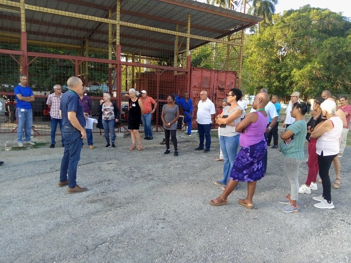EmpresaRefrige1's tweet photo. Los trabajadores de #RCCuba de la Oficina Central, realizan su matutino. Se hace referencia a la gran marcha del #1roMayo  Día de los Trabajadores.
 La Empresa de Refrigeración y Calderas  estará presente en toda su totalidad demostrando la unidad y compromiso a la Revoluci��n. https://t.co/W2rLaQezW5