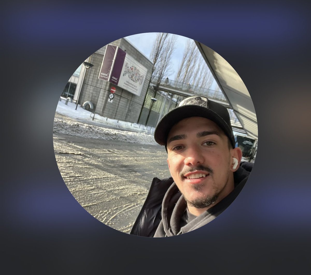 SarahPerezSanta's tweet image. Me sumo a la campaña iniciada por @MartinaVelardeG de retratar a nuestros acosadores.
Son muchos y no lo haré todos los días, pero hoy empezaré a poner sus cuentas, sus nombres, sus datos.
Ellos me violentan, yo les señalo.

- Empiezo con Gabriel Lozano.