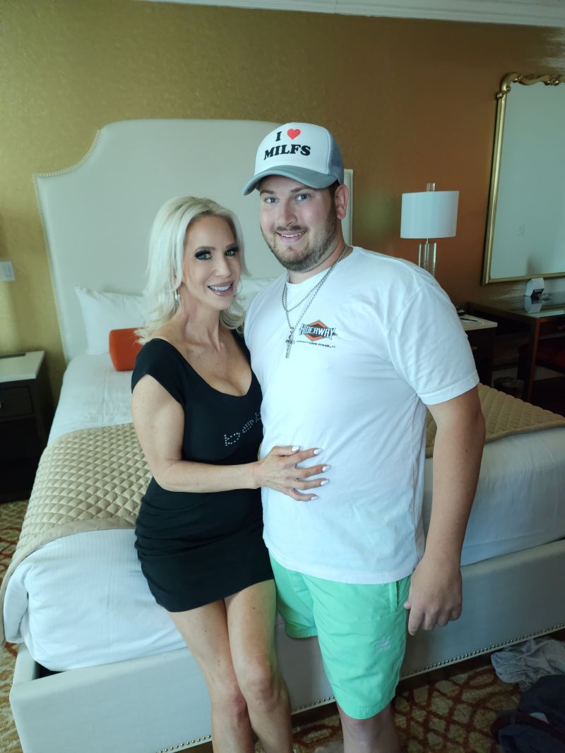 Are you guys ready to see what <a href="/RealLeoPrice/">Leo Price</a> and I did in Vegas?? 💦