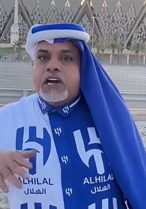 هذا الشخص منذ أن ظهر والهلال من جرف لدحديرة 😂😂.. وما غير يحلق شنبه وذقنه .. شرارة ⚡️ 

 #الهلال_الاهلي