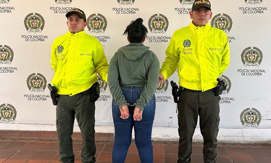 Mujer venezolana capturada por su presunta participación en violento asalto a mano armada en Monterrey. casanareonline.co/mujer-venezola… #CasanareOnline #SeguridadCasanare #Monterrey #Justicia  <a href="/PoliciaCasanare/">Departamento de Policía Casanare</a>