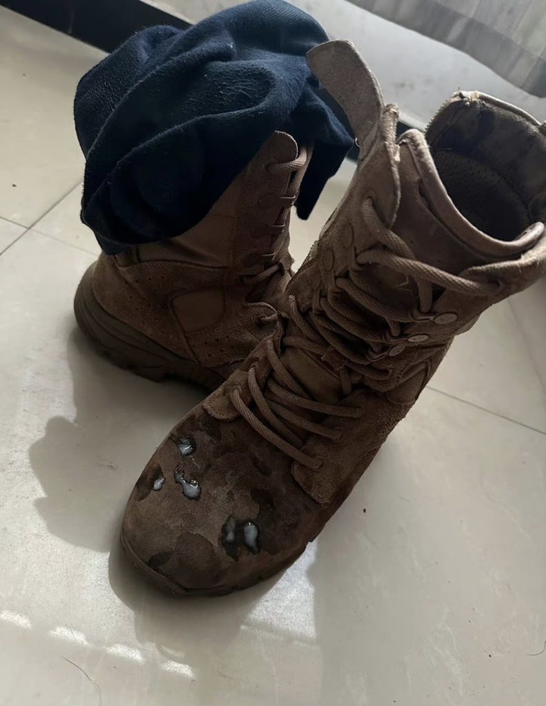 小家伙们彩排节目，老子躲起来撸鸡巴，射在杯洗着麻烦，还是射在靴子上好