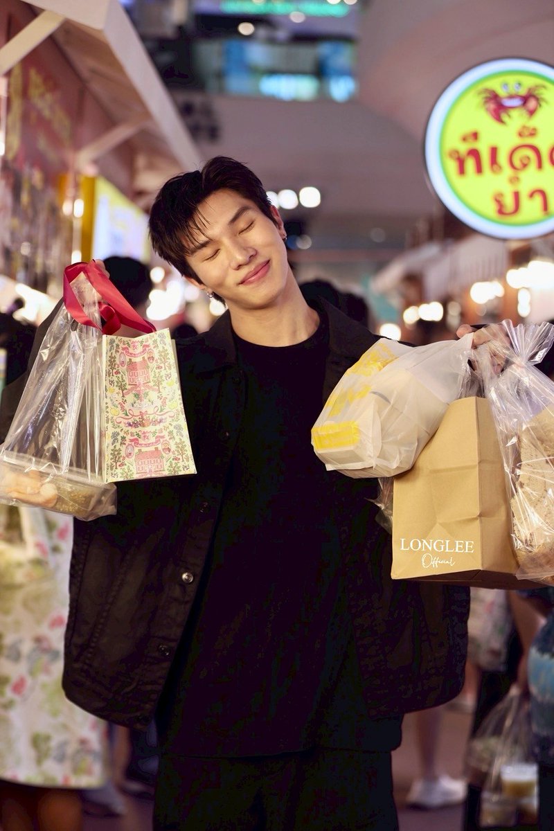 หล่งลีร่วมงาน 'A fair อร่อยเกรดเอ By A Supachai🥚🍲 สายกินอย่างเราจะพลาดได้ไง งานนี้ยกร้านดังกว่า50ร้าน มาไว้ที่นี่ ทั้งของคาว ของหวาน เครื่องดื่ม ของกินเล่น มีให้เลือกมากมายที่📍Central Westgate วันที่30เม.ย.- 6พ.ค.68 แล้วมาหาของอร่อยๆกินกันเยอะๆน้าา
#Longlee 
#Afairอร่อยเกรดเอ