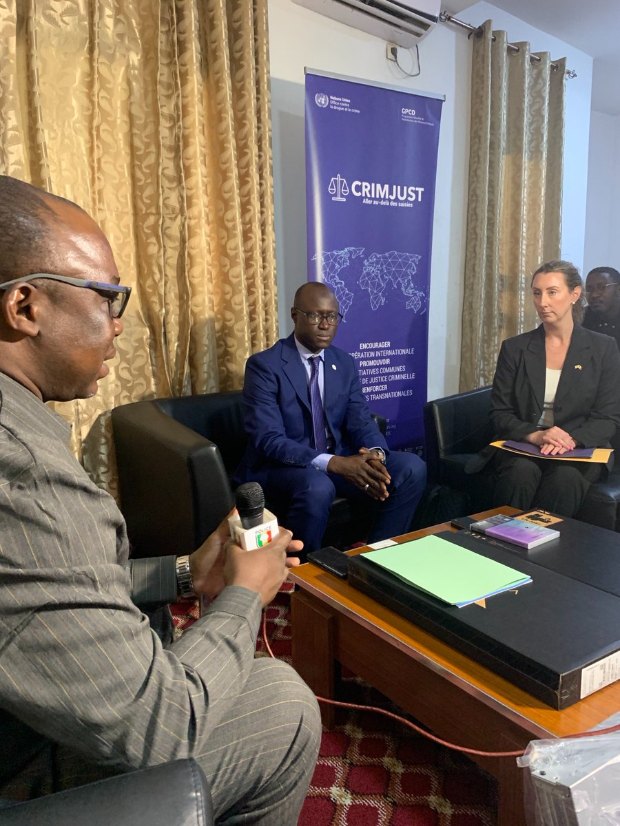 🧠🔍 Equipping criminal intelligence unit to disrupt criminal networks!

#GPCD-CRIMJUST handed over IT gear to #OCRTIS 🇸🇳 to boost the newly established criminal intelligence department in the fight against transnational drug trafficking 💊 and organized crime 🌍.

🙏<a href="/StateINL/">US Dept of State INL</a> 🇺🇸