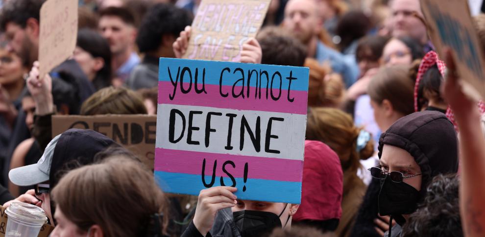 PlataformaTrans's tweet photo. 🏳️‍⚧️📢Una juez trans británica lleva la sentencia sobre la definición de mujer al TEDH

👉🏼Victoria McCloud considera que la sentencia incumple el artículo 6 de la Convención Europea de Derechos Humanos

⚠️Victoria McCloud, la primera jueza transgénero de Gran Bretaña, denunciará al Reino Unido ante el Tribunal Europeo de Derechos Humanos por la sentencia del Tribunal Supremo sobre el concepto de mujer y el sexo biológico. 

🏳️‍⚧️✊🏾McCloud, una jueza retirada, ha presentado una solicitud para emprender acciones legales por la vulneración de su derecho al artículo 6, que garantiza el derecho a un juicio justo en asuntos penales y civiles.

👉🏼https://t.co/K5okqXFrzn