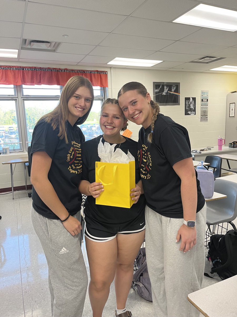 LovelandFastpi1's tweet image. Tonight is LHS Varsity Senior Night.  We r kick off the evening with a double header against Winton Woods.  Senior recognition will occur after the first game.  Please come join us to celebrate our seniors on both teams!!! @LovTigers_AD @LovelandTigers @LABTigers @jennybehan97