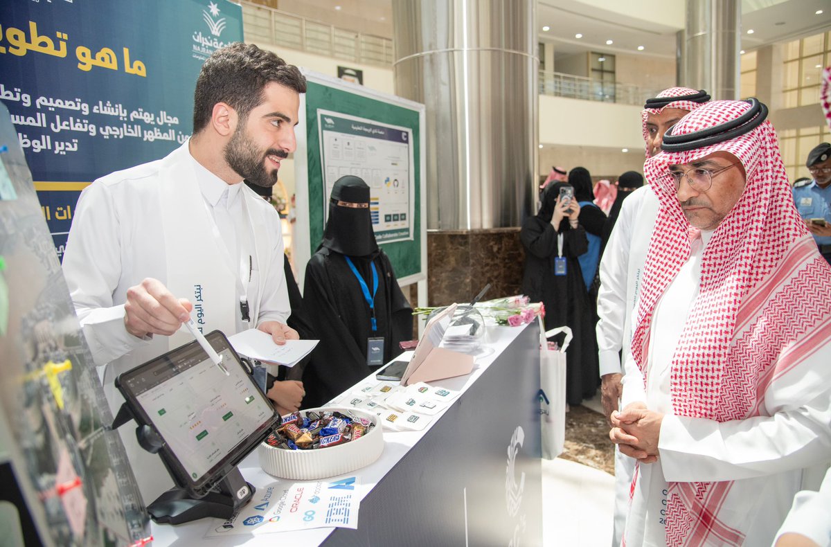 افتتح رئيس #جامعة_نجران أ.د.عبدالرحمن الخضيري، معرض البرمجة والابتكار، الذي نظمته #كلية_علوم_الحاسب_ونظم_المعلومات ممثلةً في نادي البرمجة، وبدعم من عمادة #شؤون_الطلاب. 
وشمل المعرض مسار البرمجة بـ8 أركان تفاعلية، ومسار الابتكار الذي استعرض 14 مشروعًا مميزًا من مشاركات هاكثون