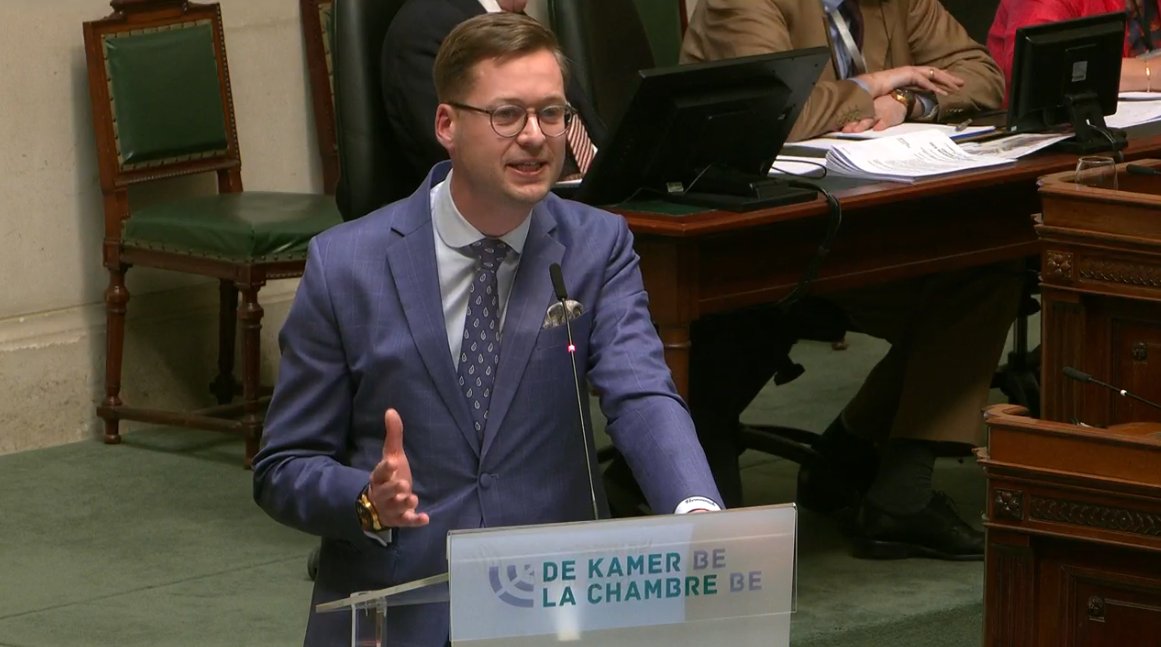 "De Vlamingen betalen al de hoogste belastingen, halen een werkzaamheidsgraad van 80% en toch zegt deze regering: Vlamingen, werk nóg langer, voor minder pensioen om de putten van Wallonië en Brussel te vullen. Dat is niet hervormen, dat is straffen." <a href="/WouterVermeersc/">Wouter Vermeersch</a> #DeKamer