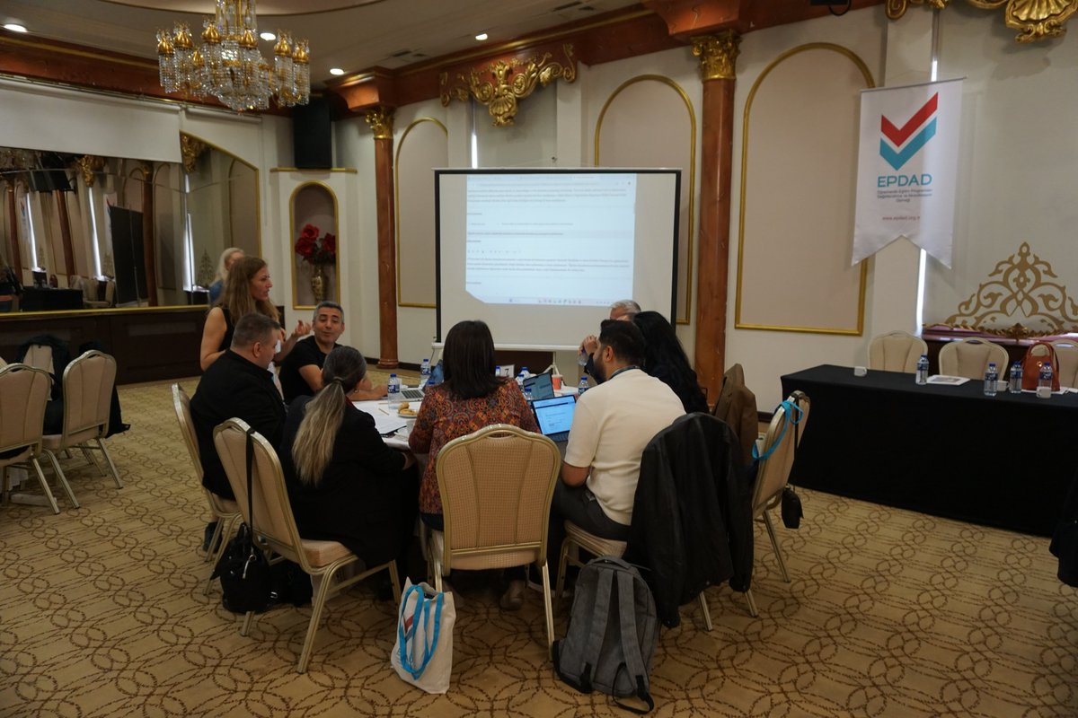 EPDAD'ın öğretim elemanlarına yönelik değerlendirici eğitimlerinin 13.sü 26 Nisan 2025 tarihinde Ankara'da yapıldı. Katılımcılar, örnek öz değerlendirme senaryoları üzerinden değerlendirme raporu yazdılar. Eğitim sonrasında 52 öğretim elemanı katılım belgesi almaya hak kazandı.