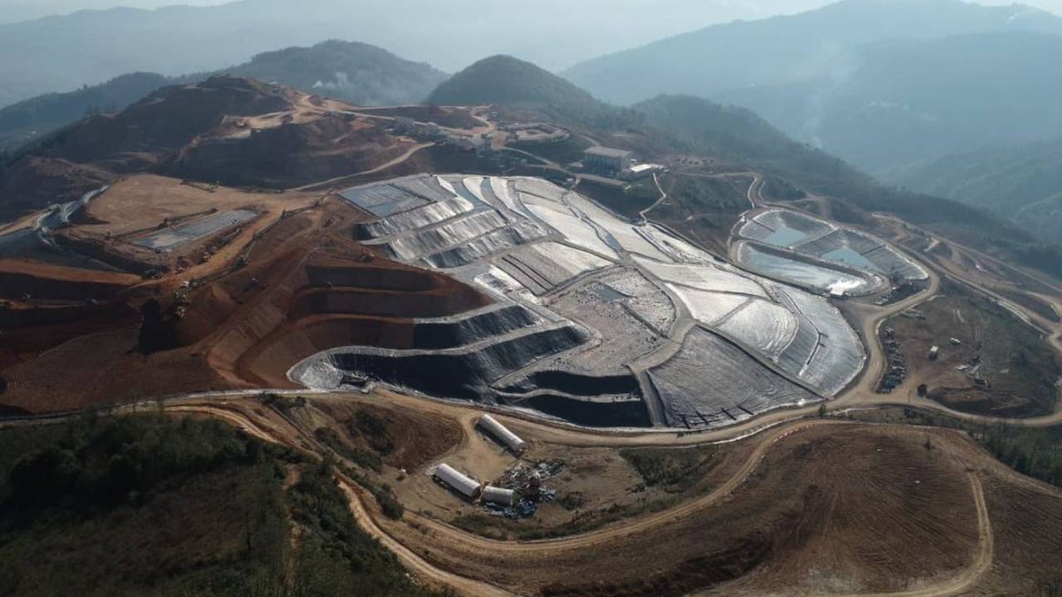 Ordu - Fatsa’da 4.1 büyüklüğünde deprem oldu. Şehrin tepesinde dev bir altın madeni ve siyanür havuzu var. Peki ya daha büyük bir depremde o havuz yıkılırsa? Siyanür şehre inerse ne olur? Kimse bunu konuşmuyor. Sessizlik, en büyük tehlike.  #fatsa #deprem