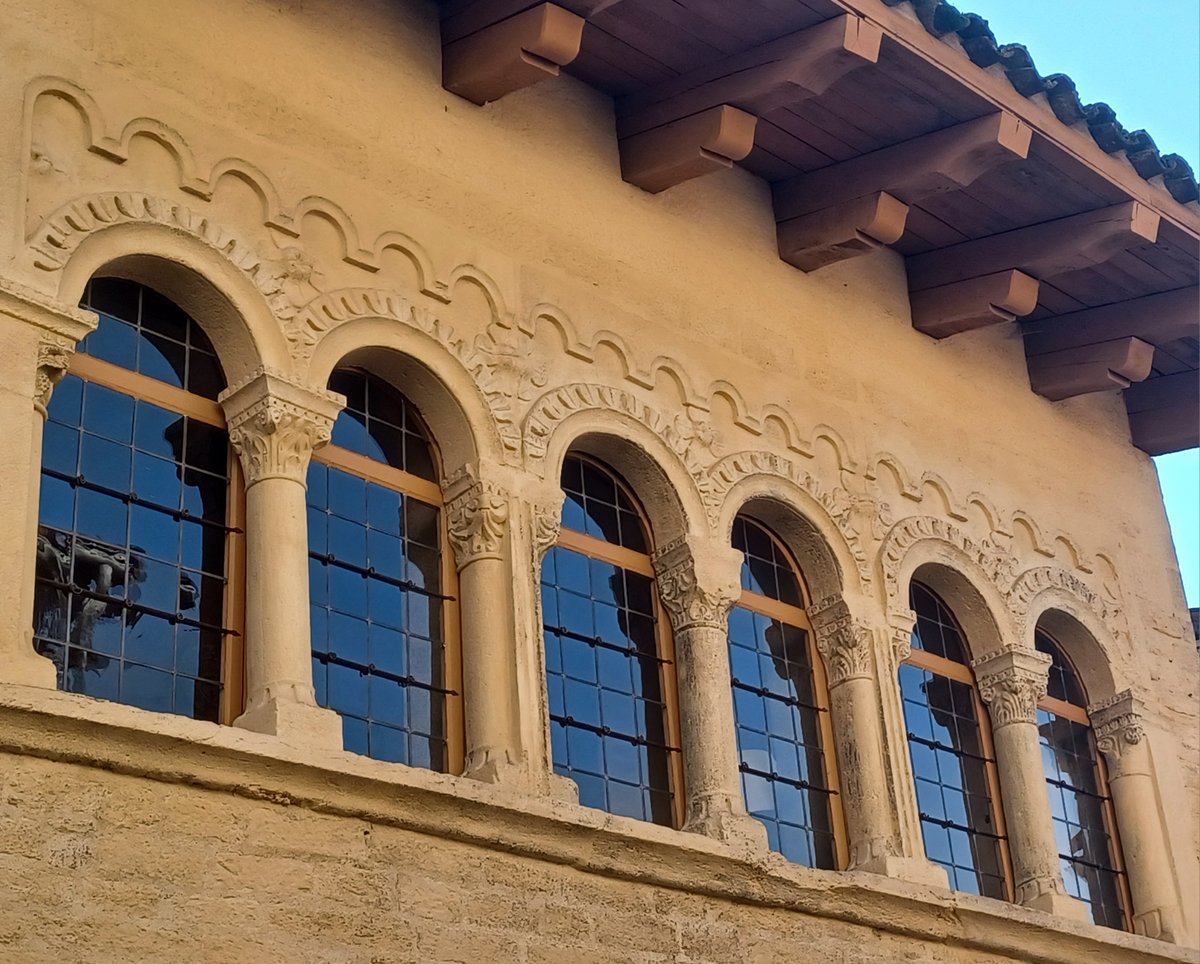 A LA RENCONTRE DES MOINES DE CLUNY 

🖌Chapitre 3 : Cluny, un bourg à l’image de son prestigieux monastère

À partir du Xe s., une petite agglomération dans laquelle s’organise la vie laïque se développe autour de l’enceinte de l'Abbaye de Cluny...

👉clunypedia.com/cluny-un-bourg…
