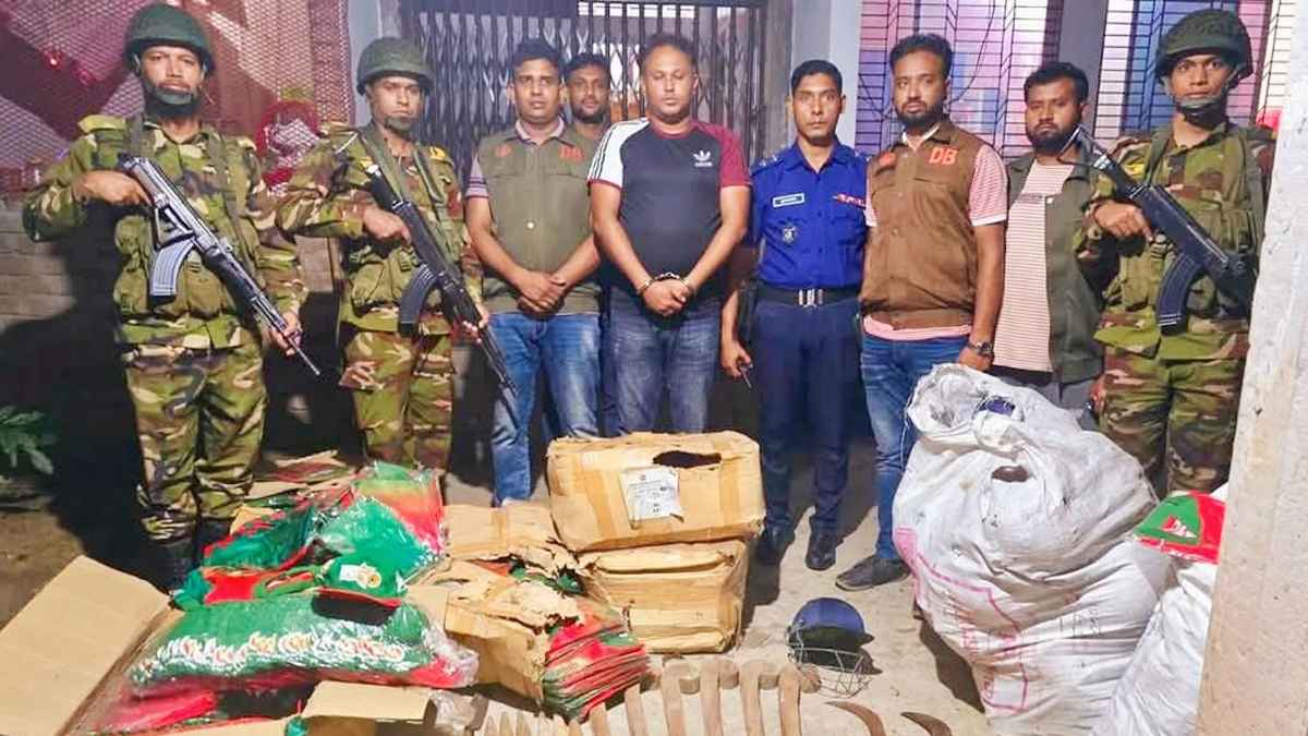 নড়াইলে বিপুল পরিমাণ দেশীয় অস্ত্রসহ একজন গ্রেফতার