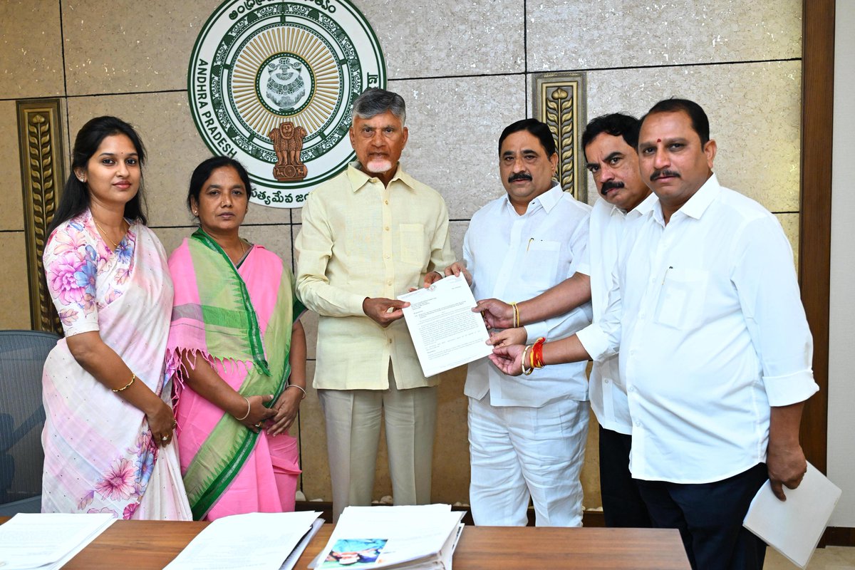 BSS_Youth's tweet photo. ముఖ్యమంత్రి చంద్రబాబు గారికి వినతి పత్రాన్ని అందజేసిన శింగనమల ఎమ్మెల్యే బండారు శ్రావణి శ్రీ గారు.
దీనికి చంద్రబాబు గారు సానుకూలంగా స్పందించి,ఆర్డీటీ సేవలు జిల్లాలో కొనసాగేలా చూస్తామని హామీ ఇచ్చినట్లు తెలిపారు.
#SaveRDT
#WeStandWithRDT
#RuralDevelopmentTrust https://t.co/hmYFLcoLdi