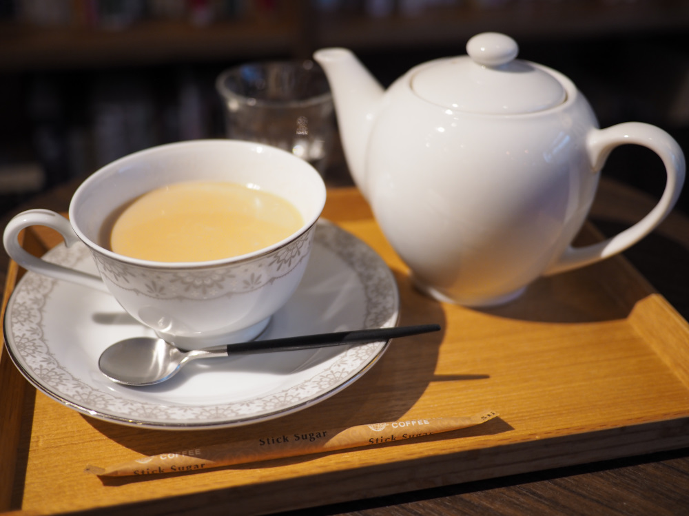 japan_kumawo's tweet photo. ☕️ 時間がゆっくり流れる場所。下北沢のRBL CAFEで、心も整うひととき。
静かな空間と香り高いロイヤルミルクティー。今日は自分にご褒美のカフェ時間でした。
#下北沢 #RBLCafe https://t.co/CfDcsqXhC8
