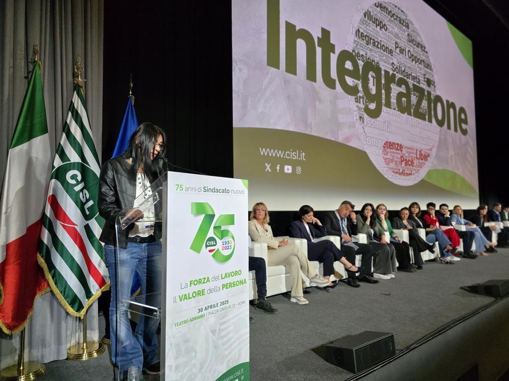 fai_cisl's tweet photo. #Roma #30aprile 🗣 Al Teatro Adriano, in occasione dei 75 anni della fondazione della @CislNazionale alla presenza del Capo dello Stato #SergioMattarella, l'intervento della nostra delegata Thi Be Vo, operaia nel gruppo AIA, Agricola Italiana Alimentare, che per il vocabolario della Cisl commenta la parola "integrazione": "Avete presente quella bella frase di Don Milani? Dice 'Il padrone conosce mille parole, tu ne conosci cento'. Ecco, semplificando, io penso che l’integrazione sia proprio questo, far conoscere quelle mille parole.
E questo è il sindacato, questo è il sogno italiano che ho sempre avuto: quello di un Paese accogliente e inclusivo. Un Paese che rispecchia i valori fondanti della nostra Costituzione e della CISL, di cui sono profondamente fiera di far parte".
@OnofrioRota @AGRAPRESS @Agricolae1 @conquistepromo @Diariolavoro @Avvenire_Nei @DanFumarola