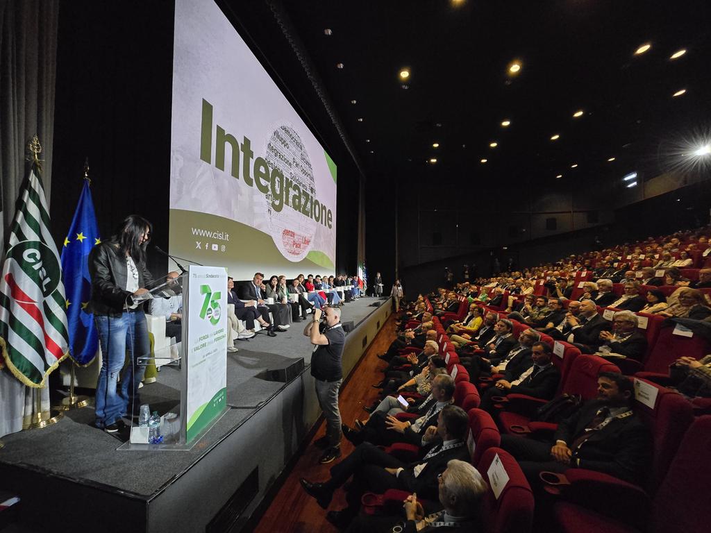 fai_cisl's tweet photo. #Roma #30aprile 🗣 Al Teatro Adriano, in occasione dei 75 anni della fondazione della @CislNazionale alla presenza del Capo dello Stato #SergioMattarella, l'intervento della nostra delegata Thi Be Vo, operaia nel gruppo AIA, Agricola Italiana Alimentare, che per il vocabolario della Cisl commenta la parola "integrazione": "Avete presente quella bella frase di Don Milani? Dice 'Il padrone conosce mille parole, tu ne conosci cento'. Ecco, semplificando, io penso che l’integrazione sia proprio questo, far conoscere quelle mille parole.
E questo è il sindacato, questo è il sogno italiano che ho sempre avuto: quello di un Paese accogliente e inclusivo. Un Paese che rispecchia i valori fondanti della nostra Costituzione e della CISL, di cui sono profondamente fiera di far parte".
@OnofrioRota @AGRAPRESS @Agricolae1 @conquistepromo @Diariolavoro @Avvenire_Nei @DanFumarola