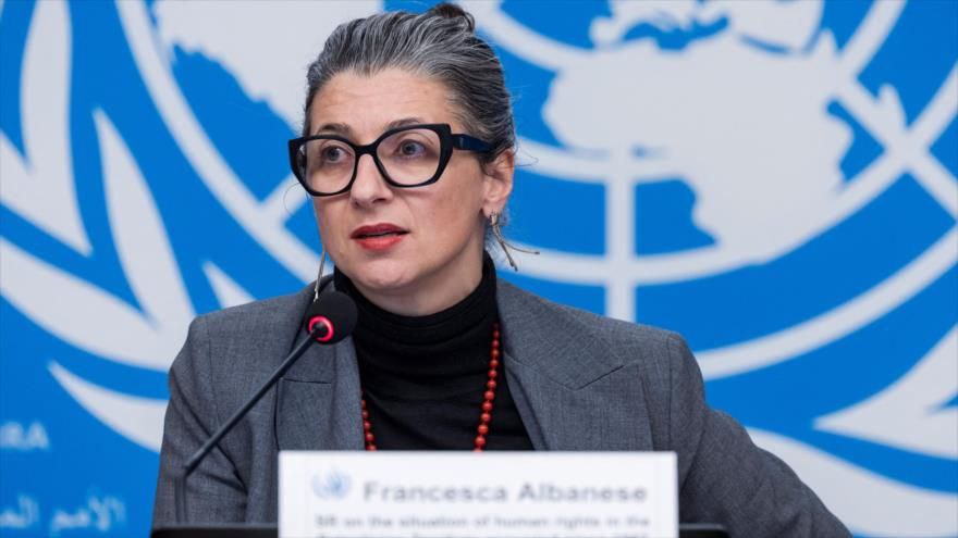 La  relatora especial de la #ONU para los Territorios Palestinos Ocupados,  Francesca Albanese, denunció que las acciones de #Israel en Gaza  constituyen un "libro de texto sobre genocidio"
y "los que suministran armas a Israel son cómplices".
#FreePalestine #GazaGenocide