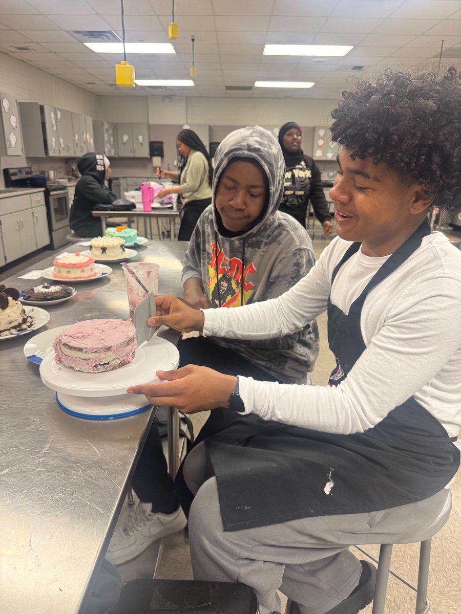 bmssteam's tweet image. Amazing and creative cakes and cupcakes from our 7th and 8th graders! #engineeringdesignprocess #ainsteam
