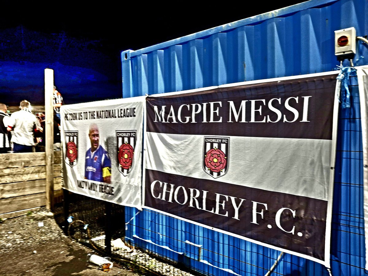Carl Worswick (@cworswick) on Twitter photo Fútbol inglés en la sexta categoría.
Chorley vs King's Lynn, un solo partido de anoche para ganar un cupo en los play-offs del Conference North.
2,665 hinchas vieron una victoria de <a href="/chorleyfc/">Chorley FC</a> con gol de su goleador de 36 años. Fue su 14.° gol de la temporada - y es central! Fútbol inglés en la sexta categoría.
Chorley vs King's Lynn, un solo partido de anoche para ganar un cupo en los play-offs del Conference North.
2,665 hinchas vieron una victoria de <a href="/chorleyfc/">Chorley FC</a> con gol de su goleador de 36 años. Fue su 14.° gol de la temporada - y es central!