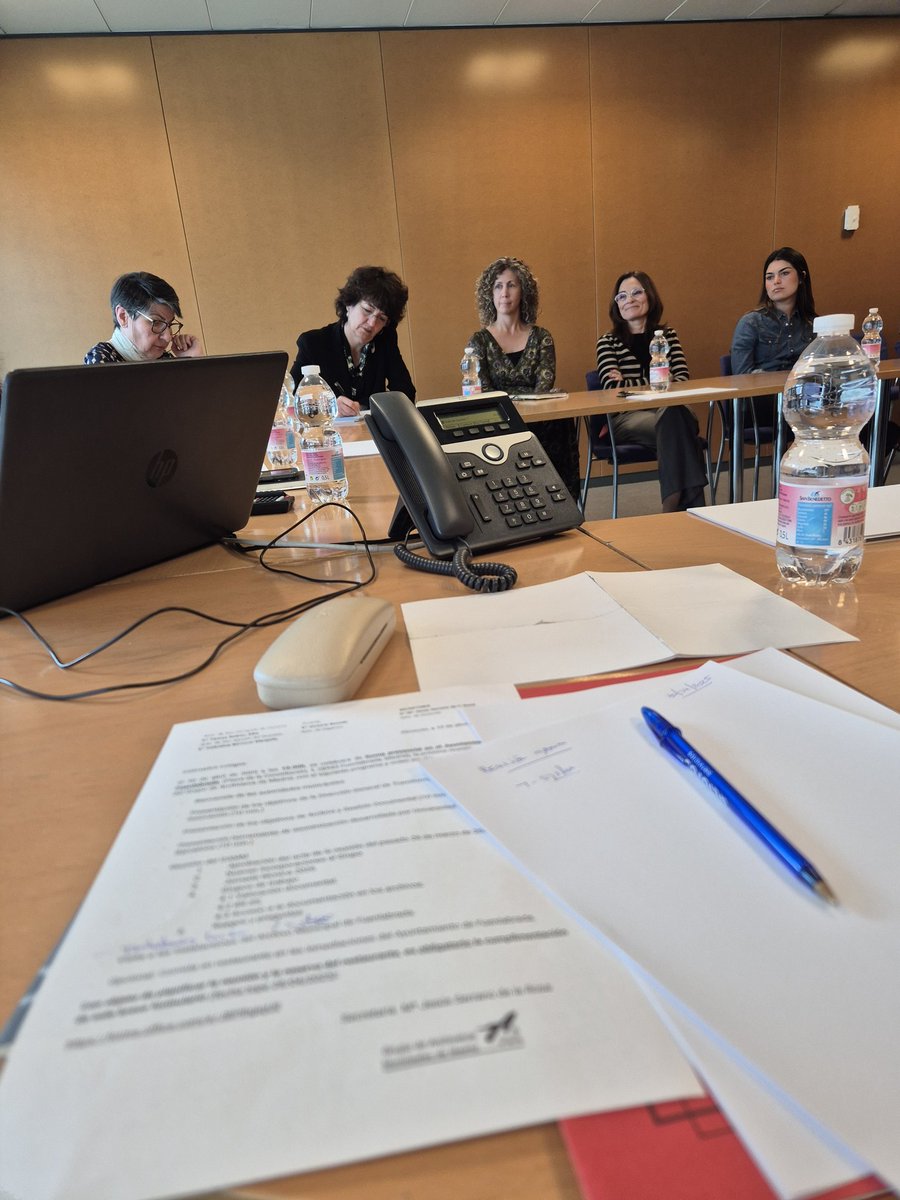 Estamos celebrando nuestra reunión presencial en el Ayto de Fuenlabrada. La Corporación municipal aprovecha nuestra visita para homenajear a Luisa Cano, su archivera municipal #gamm_archiveros