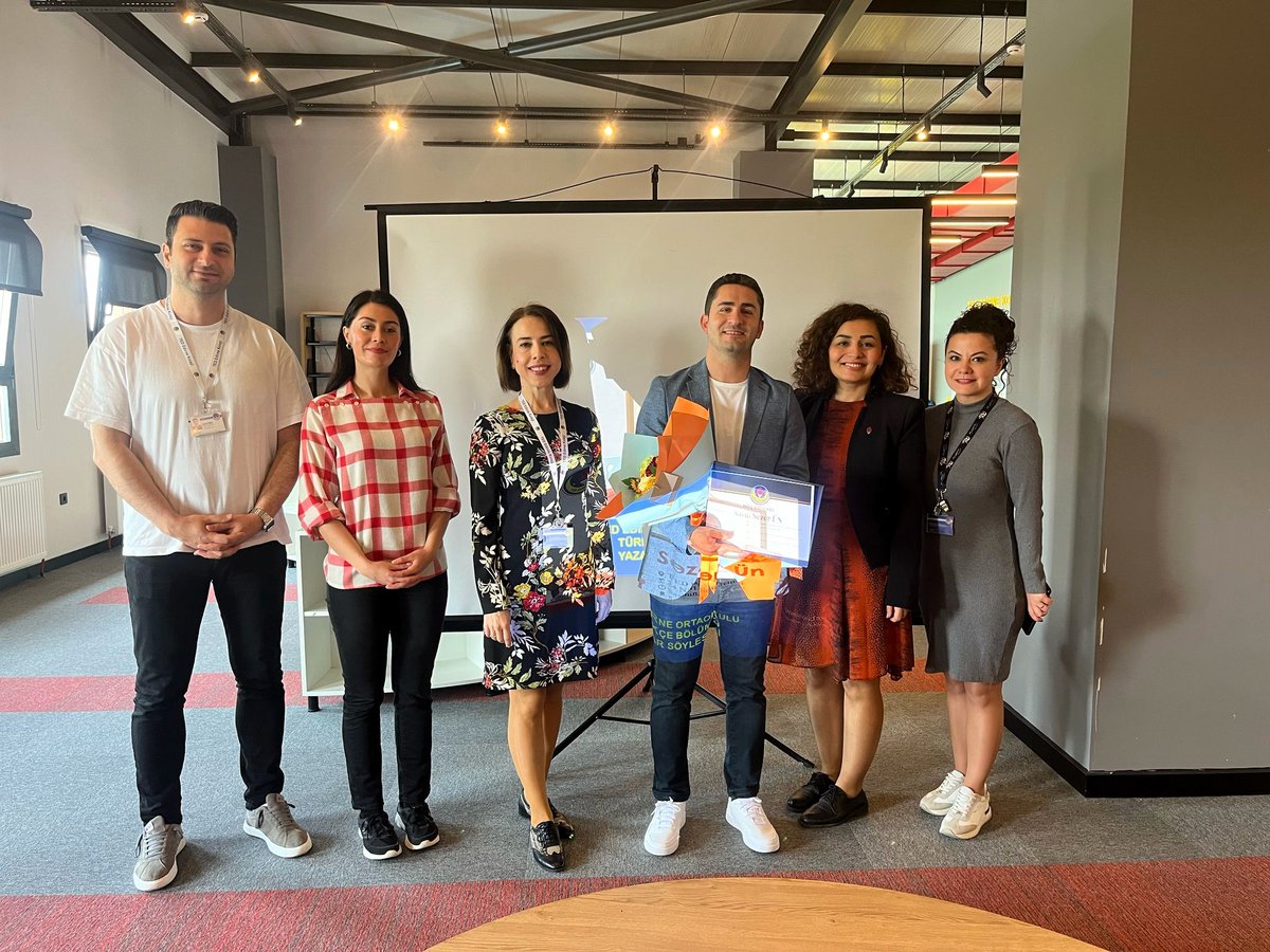 tededirnekoleji's tweet photo. 📚 #TEDEdirneKoleji Ortaokulu Türkçe Zümresi olarak kitap okuma bilincini ve okuma kültürünü yaygınlaştırmak amacıyla yürüttüğümüz “Her Kitap Bir Etkinlik” projesi kapsamında keyifli bir yazar buluşmasına imza attık!

👧👦 5. sınıf öğrencilerimiz, Sezer Ün’ün “Harflere Ne Oldu?” adlı kitabını okuyarak, 24 Nisan Perşembe günü Zeynep-Mehmet İBA Öğrenme Merkezi’nde yazarımızla bir araya geldiler. Etkinlik boyunca kitap ve hayat üzerine merak ettiklerini soran öğrencilerimiz, yazarımızla sıcak ve ilham verici bir sohbet gerçekleştirdi.

✍️ Etkinliğin sonunda kitaplarını imzalatan öğrencilerimiz, bu özel günü hatıra fotoğraflarıyla ölümsüzleştirdiler.

📚 As the Turkish Language Department of #TEDEdirneCollege Middle School, we hosted an inspiring author talk as part of our ongoing project “Every Book, One Activity,” which aims to foster reading awareness and a strong reading culture.

👧👦 On Thursday, April 24, our 5th grade students gathered at the Zeynep-Mehmet İBA Learning Center to meet author Sezer Ün, after reading her book What Happened to the Letters?. The students had the opportunity to ask the author their questions about the book and life, engaging in a warm and meaningful conversation.

✍️ At the end of the event, students had their books signed and took memorable photos with the author to commemorate the day.