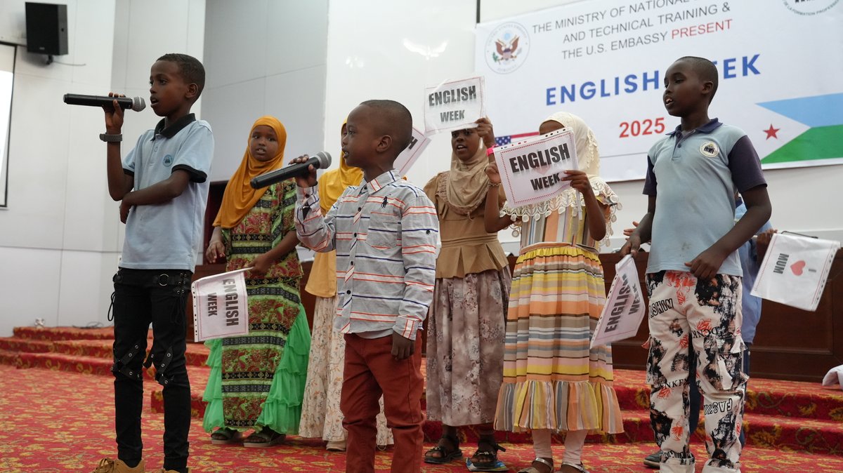 US_Emb_Djibouti's tweet photo. Chargé d'affaires Snipes participated in the closing ceremony of English Week at the People’s Palace. We're proud to support English education in Djibouti and expand opportunities for youth nationwide. Read here https://t.co/HmHgSWBJC2 @MenfopDjibouti #EnglishWeek https://t.co/XjugpsrkTm