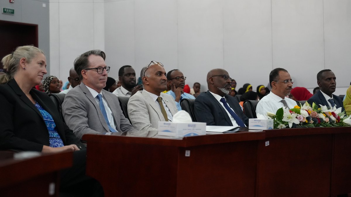 US_Emb_Djibouti's tweet photo. Chargé d'affaires Snipes participated in the closing ceremony of English Week at the People’s Palace. We're proud to support English education in Djibouti and expand opportunities for youth nationwide. Read here https://t.co/HmHgSWBJC2 @MenfopDjibouti #EnglishWeek https://t.co/XjugpsrkTm
