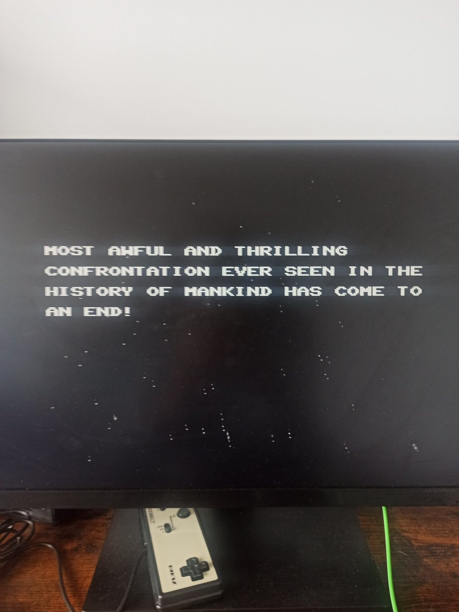 retrobro8's tweet photo. Acabamos Abril con #1cc del #SolFeace de #X68000 tras varias semanas dándole. No sé por dónde empezar a hablar de este título, la verdad. Al principio me enganchó bastante, sobre todo esa buena BSO con MIDI que a veces suena como a series baratas de los 80, pero según se va avanzando, en otros apartados se le empiezan a ver las costuras por todos lados. No veía la hora de acabarlo.
El problema es que aunque el escenario no destruya tu nave, hay un exagerado efecto PINBALL cuando chocamos con las paredes. Sobre todo en las fases 2, 5 y 7, vamos a querer darnos cabezazos contra la pared todo el rato.
Y esto es, claro, antes de que nos lleguemos al jefe final de la fase 6. El juego es generoso dándonos 5 vidas de inicio y life extends cada poco, pero las vamos a tirar por el desagüe una vez llegados a este punto. Un auténtico suplicio, y uno de los jefes más frustrantes a los que me he enfrentado. Un diseño muy pobre que no lleva a ningún lado, "muertes baratas" que se encadenan una tras otra en un bucle del que es casi imposible salir.
Apenas he podido jugar al de #MegaCD, pero por lo que veo, aunque esta versión no sea tan vistosa como la de X68000, el efecto Pinball parece que se relaja un poco. Aunque el jefe de la sexta sigue ahí, dando por saco.
Siendo un poco masoca como soy, creo que intentaré acabarme el de Mega CD y #Megadrive. Si no acaban antes conmigo.
#STG #shootemups #arcade #retrogaming #レトロゲーミング #シューティングゲーム #X68000z