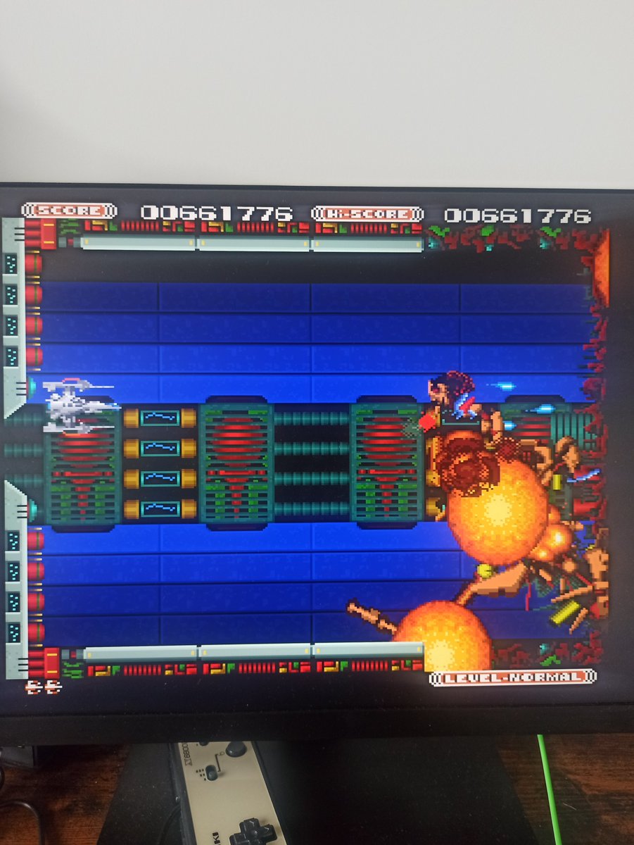 retrobro8's tweet photo. Acabamos Abril con #1cc del #SolFeace de #X68000 tras varias semanas dándole. No sé por dónde empezar a hablar de este título, la verdad. Al principio me enganchó bastante, sobre todo esa buena BSO con MIDI que a veces suena como a series baratas de los 80, pero según se va avanzando, en otros apartados se le empiezan a ver las costuras por todos lados. No veía la hora de acabarlo.
El problema es que aunque el escenario no destruya tu nave, hay un exagerado efecto PINBALL cuando chocamos con las paredes. Sobre todo en las fases 2, 5 y 7, vamos a querer darnos cabezazos contra la pared todo el rato.
Y esto es, claro, antes de que nos lleguemos al jefe final de la fase 6. El juego es generoso dándonos 5 vidas de inicio y life extends cada poco, pero las vamos a tirar por el desagüe una vez llegados a este punto. Un auténtico suplicio, y uno de los jefes más frustrantes a los que me he enfrentado. Un diseño muy pobre que no lleva a ningún lado, "muertes baratas" que se encadenan una tras otra en un bucle del que es casi imposible salir.
Apenas he podido jugar al de #MegaCD, pero por lo que veo, aunque esta versión no sea tan vistosa como la de X68000, el efecto Pinball parece que se relaja un poco. Aunque el jefe de la sexta sigue ahí, dando por saco.
Siendo un poco masoca como soy, creo que intentaré acabarme el de Mega CD y #Megadrive. Si no acaban antes conmigo.
#STG #shootemups #arcade #retrogaming #レトロゲーミング #シューティングゲーム #X68000z