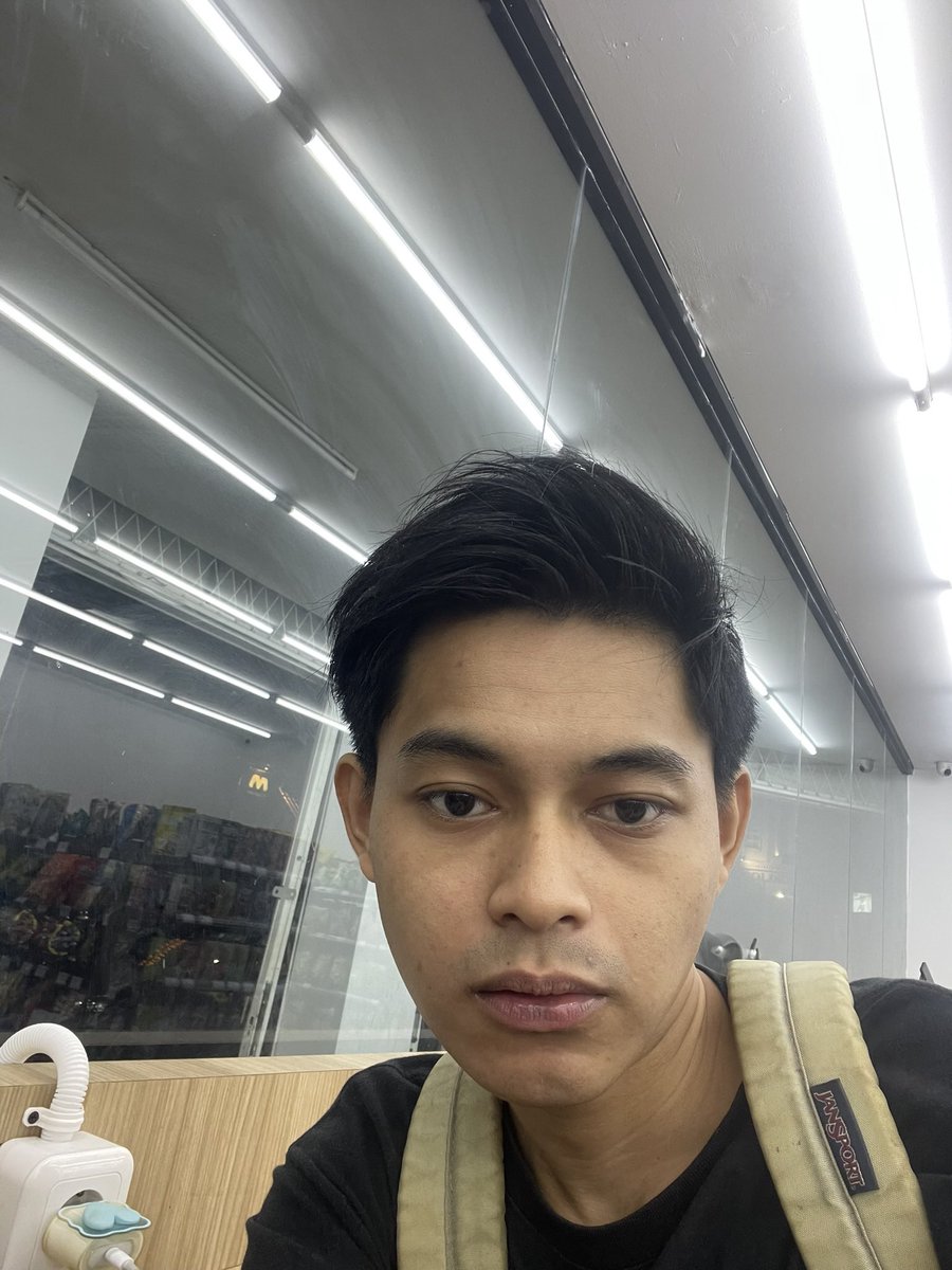 Hanivaziah's tweet photo. gaiss aku mau minta tolong banget siapapun dimanapun kalian, kalau ketemu sama ni laki tolong bngtt bilang aku. apalgi kalo kalian match sama dia di bumble tolong bngt kasih tau aku. dia punya utang sama aku belasan juta dan harus aku tanggung sendiri uang yang ga aku pake. https://t.co/umjLASnf4A