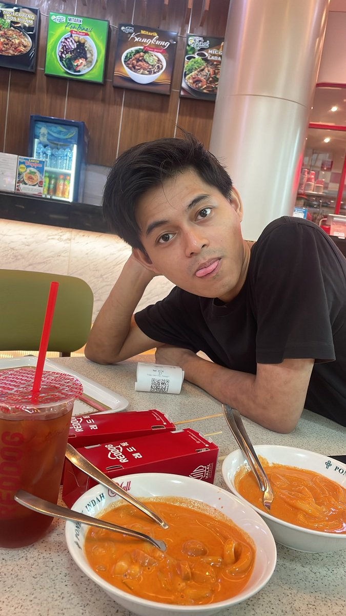Hanivaziah's tweet photo. gaiss aku mau minta tolong banget siapapun dimanapun kalian, kalau ketemu sama ni laki tolong bngtt bilang aku. apalgi kalo kalian match sama dia di bumble tolong bngt kasih tau aku. dia punya utang sama aku belasan juta dan harus aku tanggung sendiri uang yang ga aku pake. https://t.co/umjLASnf4A