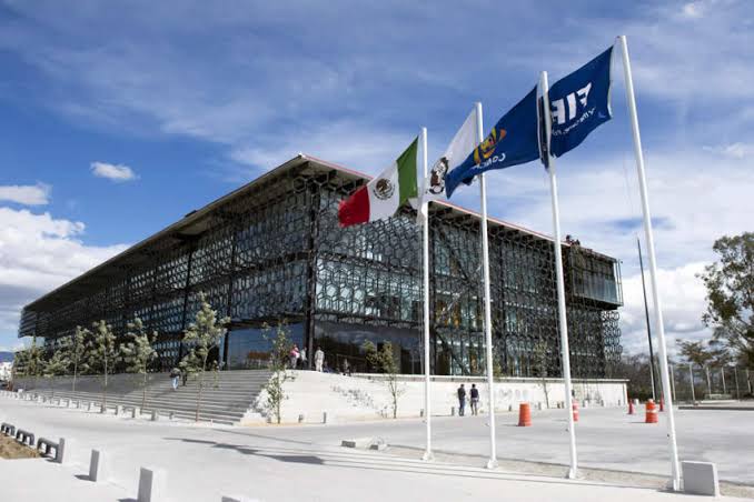 POR ENCIMA DE LA LEY ⚽️

Entre 2024 y 2025 ya van varios casos de amaño de partidos en el futbol mexicano, el más reciente en el ⚽️ femenil, y aunque esto sigue sin ser tipificado como delito en el código penal, la estafa sí lo está.

Ya es hora de que se haga ley y se persiga.