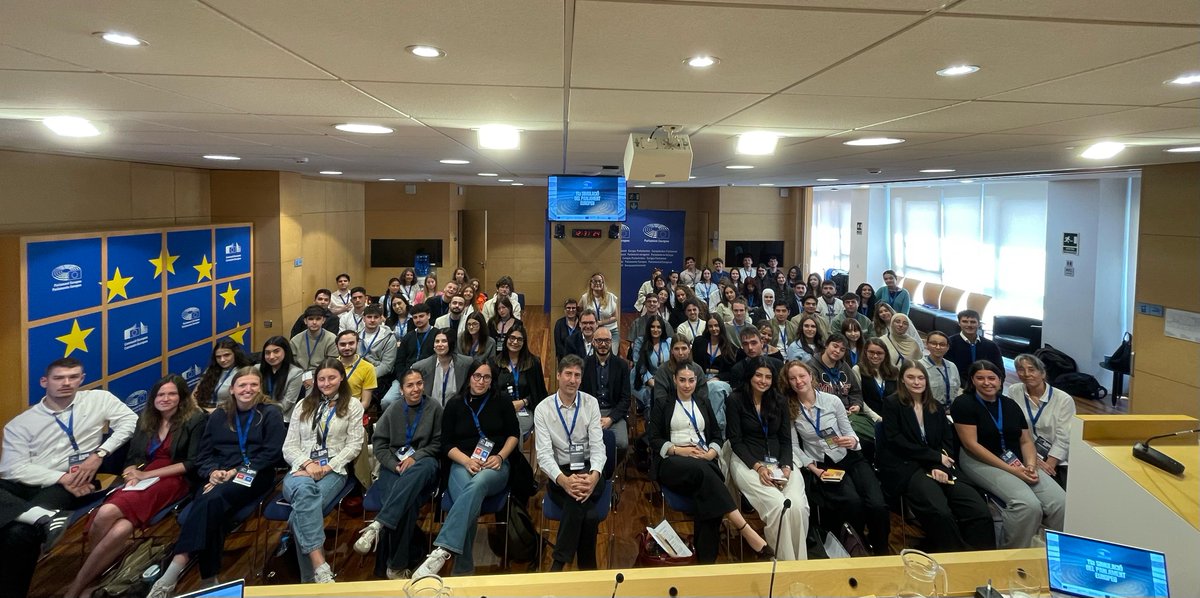 Parlament Europeu (@europarl_cat) on Twitter photo 🇪🇺Estudiants de la <a href="/universitatURV/">Universitat Rovira i Virgili</a> i la <a href="/univgirona/">Universitat de Girona</a> han celebrat a l'Oficina del Parlament Europeu a Barcelona la sessió plenària de la XI Simulació del Parlament Europeu
Els joves han viscut el procediment legislatiu del Parlament Europeu i la defensa de la democràcia europea 🇪🇺Estudiants de la <a href="/universitatURV/">Universitat Rovira i Virgili</a> i la <a href="/univgirona/">Universitat de Girona</a> han celebrat a l'Oficina del Parlament Europeu a Barcelona la sessió plenària de la XI Simulació del Parlament Europeu
Els joves han viscut el procediment legislatiu del Parlament Europeu i la defensa de la democràcia europea
