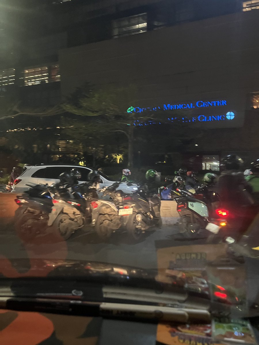 jimbodrum's tweet photo. Apanya yg selesai pak @dishubjakarta ? @pramonoanung @TMCPoldaMetro @NTMCLantasPolri  masih aja yuh parkir https://t.co/IEl7aaL7nk