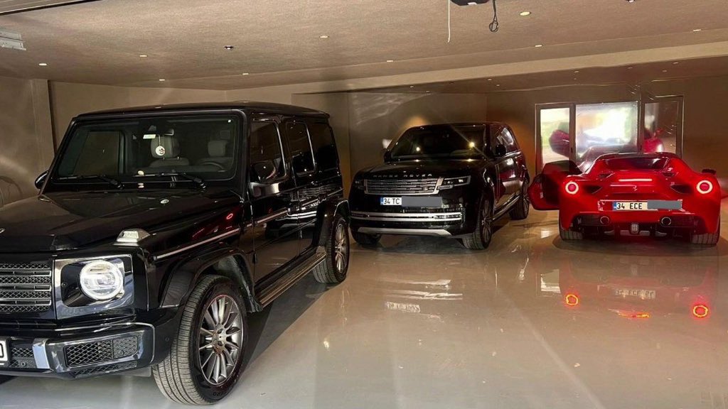 SON DAKİKA | Ekrem İmamoğlu ile ilişkilendirilen ve Murat Kapki’ye ait olduğu öne sürülen lüks arabaların MHP Milletvekili Levent Uysal’ın eşi Ece Uysal’a ait olduğu ortaya çıktı.

Videonun çekildiği yerin Levent Uysal’ın kurucusu olduğu Nişantaşı Üniversitesi olduğu görüldü.