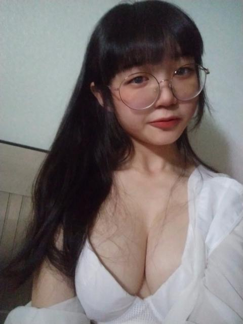 幹！      
性慾很大  ㄋㄋ很大的女生        
到底是為什麼都沒人要😭