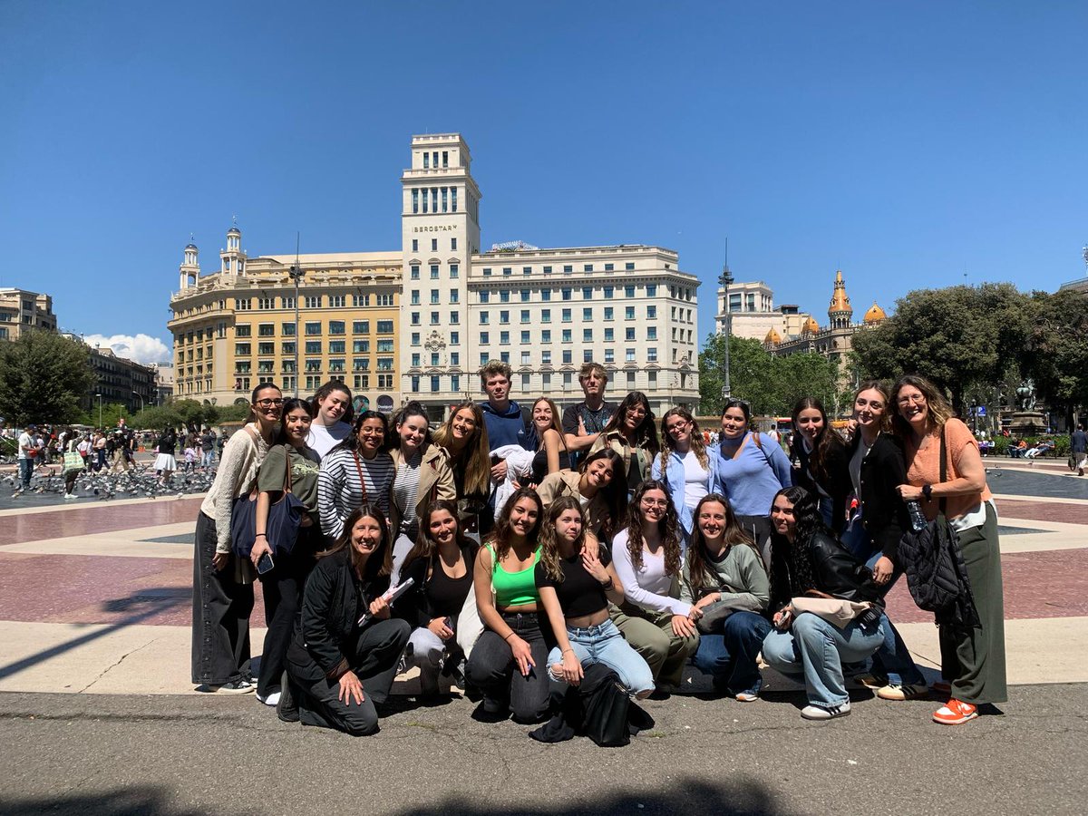 L’alumnat de 2n d’Educació Infantil visita la Biblioteca Rosa Sensat, espai clau per a futurs educadors.
També han fet una activitat de convivència pel barri Gòtic. #Educació #Formació #CFGS
