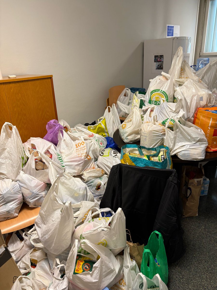 retropolisvlc's tweet image. RetróPolis 2025 #RPV25 sigue batiendo sus registros, incluidos sus récords solidarios gracias a sus visitantes, que donaron más de 1.000 Kg de alimentos y ayuda humanitaria durante la jornada del sábado 12 de abril y gracias a la iniciativa @vxalimentos sin ellos no sería posible