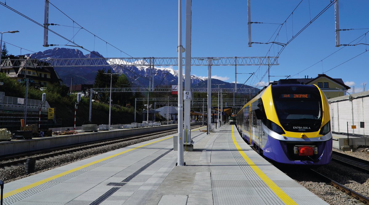 KolejeML's tweet photo. Luxtorpeda do Zakopanego kursuje codziennie od 1 do 4 maja – idealnie na majówkę w Tatrach!
📅 Zmiany w kursowaniu podczas Majówki:
 🚆Pociągi KMŁ: 1–4.05 jak w święta.
 🚌Autobusy MLD: 1, 3, 4.05 – święta, 2.05 – dzień roboczy. https://t.co/9By7Fff1WH