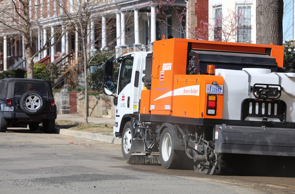 DCDPW's tweet photo. 🚗 Street sweeping is here!
🧹 Move your car on posted days
📍 Check signs & stay informed: https://t.co/drijpTbXUT #SpringCleanDC https://t.co/cOaAVSM5RU