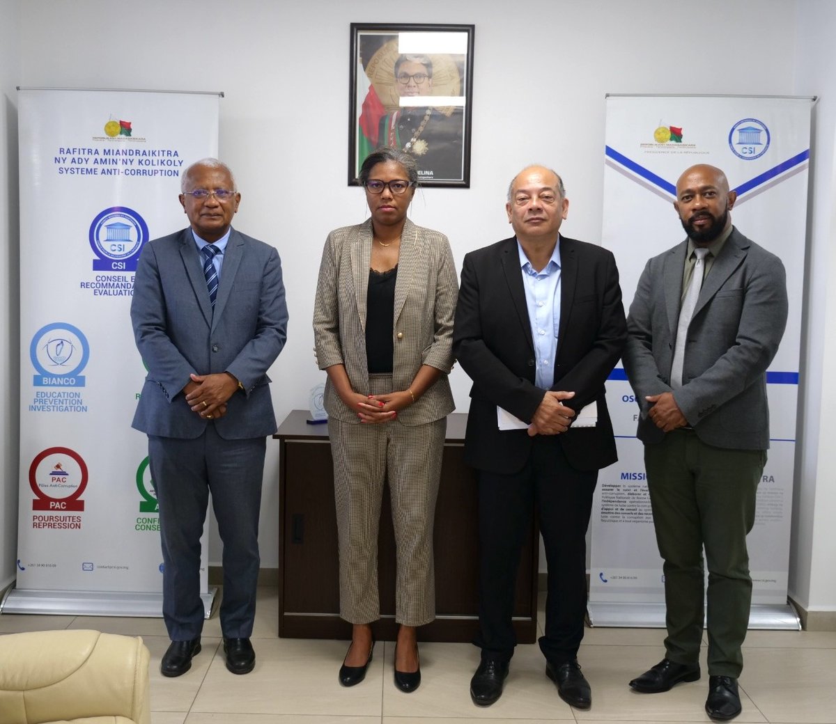 Visite de courtoisie de l’OECFM au CSI
Le CSI, représenté par son Président et son Secrétaire Exécutif, a eu l'honneur de recevoir une visite de courtoisie de la Délégation de l’OECFM, conduite par le Président David RABENORO.

#Intégrité #Anticorruption #OECFM #CSI
