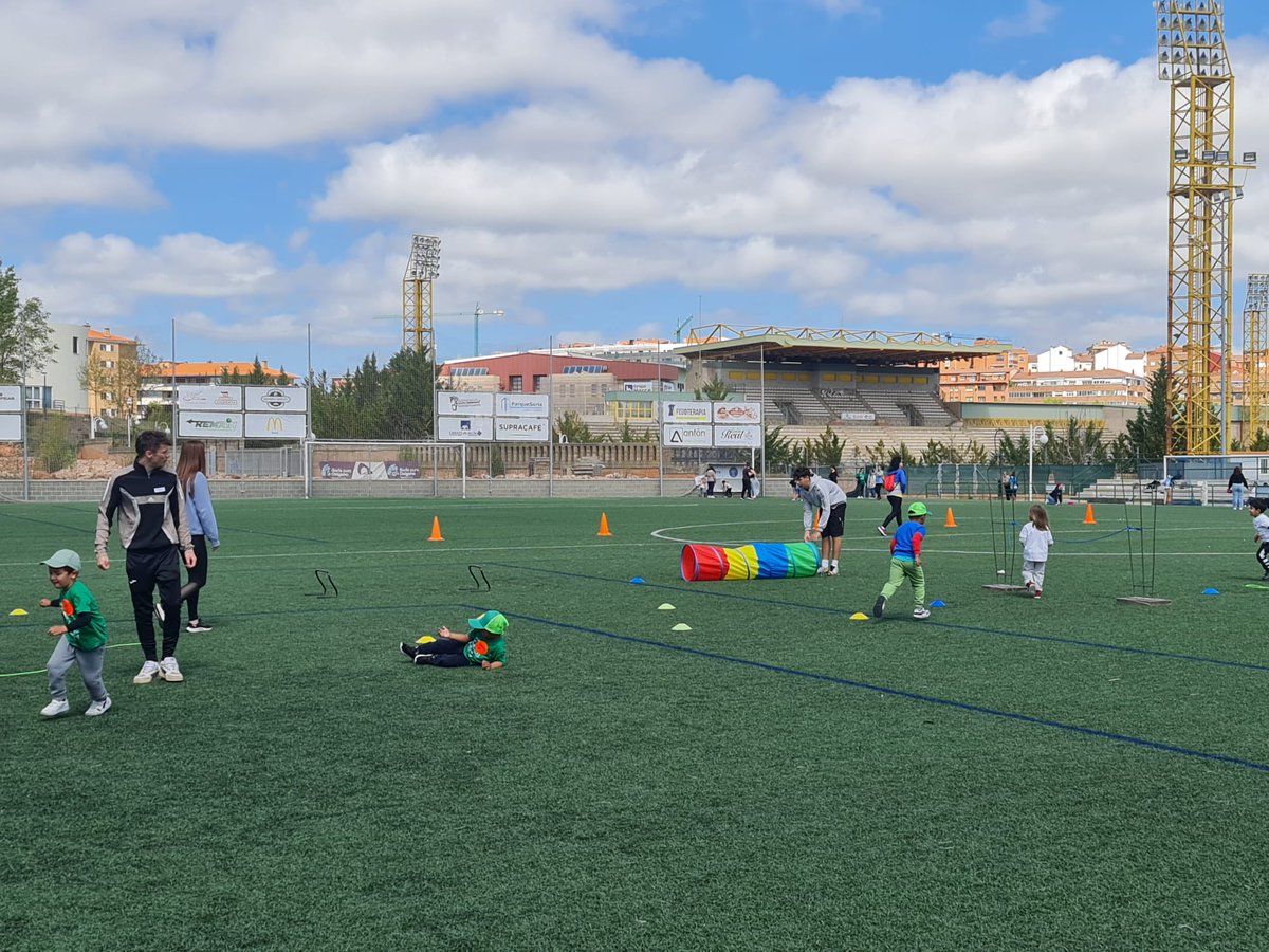 CFIEdeSoria's tweet photo. Terminó el #IVEncuentroInterCRAS. Gracias a @netserrato y @CAEPSORIA , Sergio Calonge, Jesús García, Enrique Márquez y Susana Gómez de la #UVA por su colaboración en esta actividad, y a los alumnos y al @CAFYDSoria #GradodeInfantil por su participación #formaciónCyL
@educacyl https://t.co/rFg40r9uey