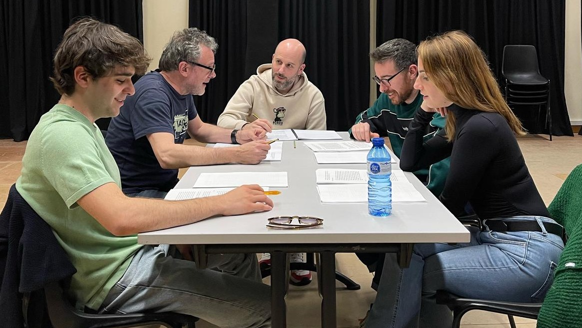 🎭 Comencen els assajos d’'Una ciutat brillant', de Connor McPherson, coproducció d'@alGalliner i el <a href="/FrescFestival/">Fresc Festival</a>
📅 Estrena el 25/6 al #Fresc25
📍 Amfiteatre dels Jardinets de l' <a href="/EspaiCulturaSbd/">Espai Cultura Fundació 1859</a>, #Sabadell
🎟️ Entrades: f.mtr.cool/jmafusxprt
ℹ️ frescfestival.cat/ciutat-brillan…