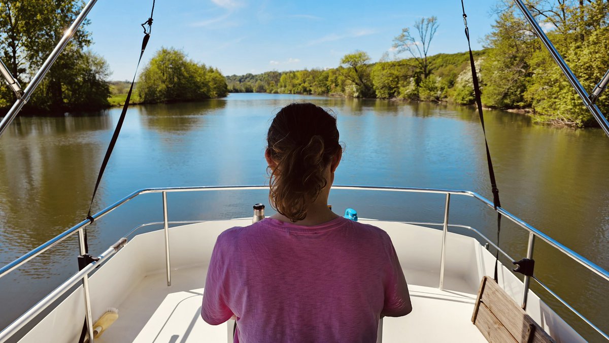 weltreize_'s tweet photo. ᵂᴱᴿᴮᵁᴺᴳ Nachdem der 1. Tag mit dem Hausboot sehr aufregend war (so viel Neues!), haben wir den Dreh mit Schleusen, Tunneln & Co. jetzt gut raus & genießen die Fahrt durchs Burgund.
Und du: Auch immer aufgeregt bei was ganz Neuem oder Team Tiefenentspannt?!
…
#locaboat https://t.co/U6Gnpvsr9B