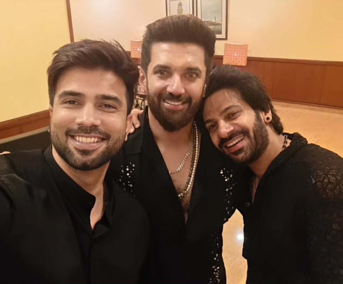 baatein_dilse's tweet photo. Three dashing heartthrobs flash smiles that could slay! 😍🔥
#HunkAlert #SmileGoals
You boys are absolutely slaying it with your killer smiles! @KaranVeerMehra @iChiragPaswan 🧿💫
#KaranVeerMehra #ChiragPaswan https://t.co/v2NdLVsU0T